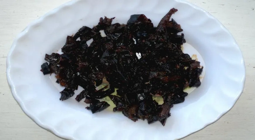 Салат с курицей, черносливом и виноградом: шаг 2