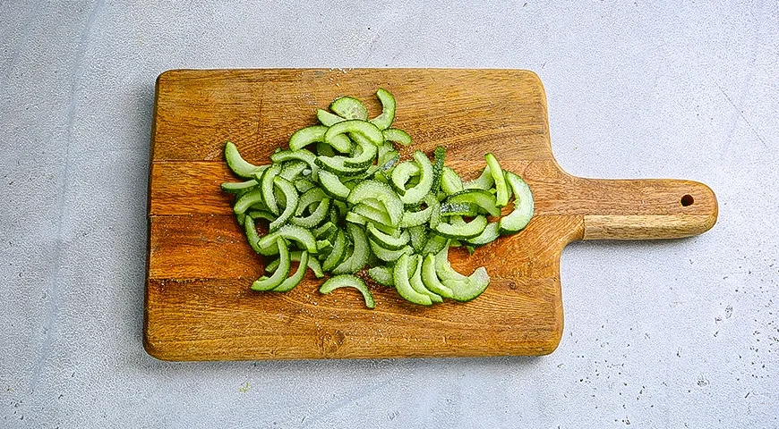 Салат с курицей, яблоком и огурцом: шаг 2