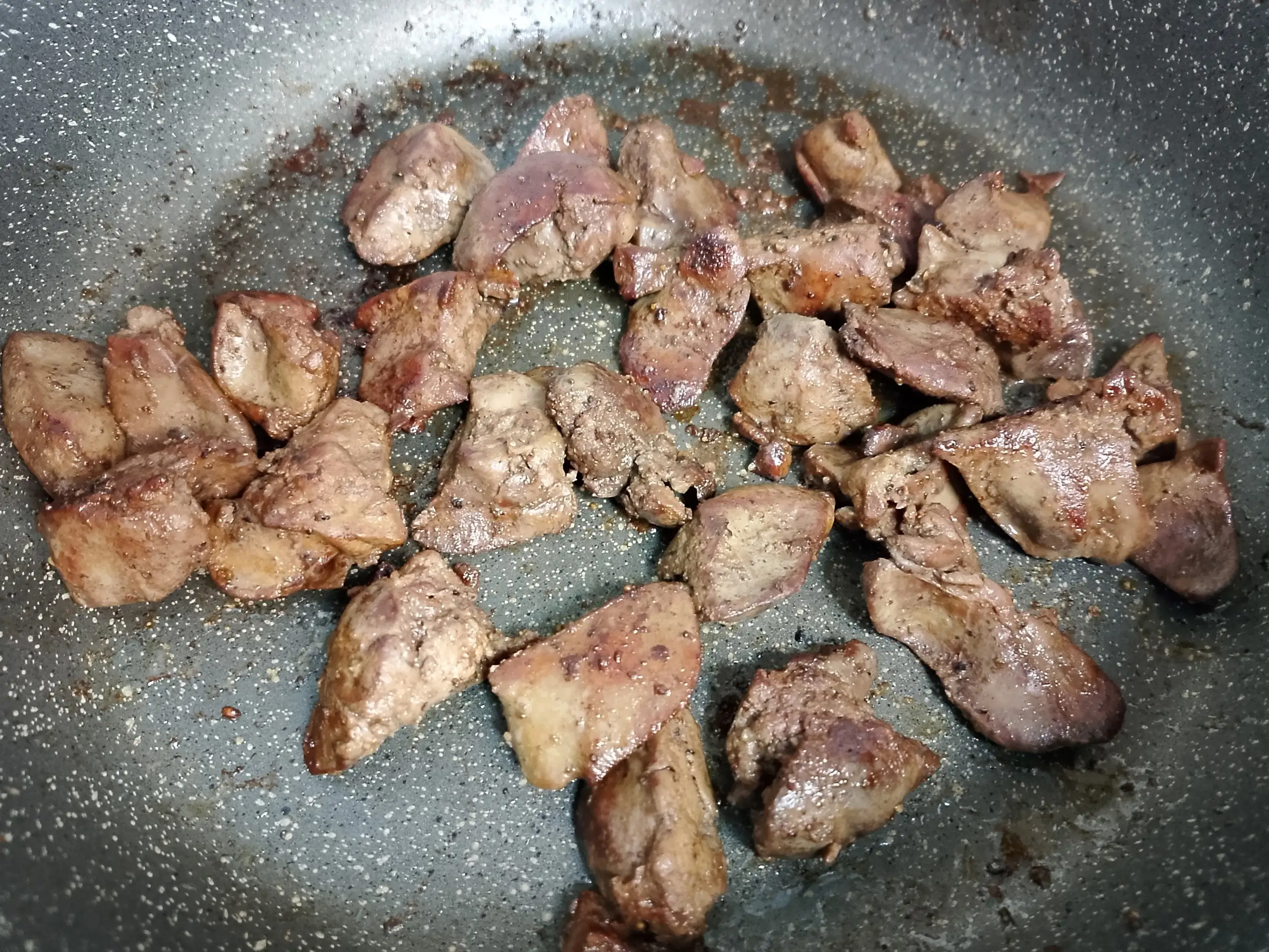 Шаг 2: Салат с куриной печенью и манго