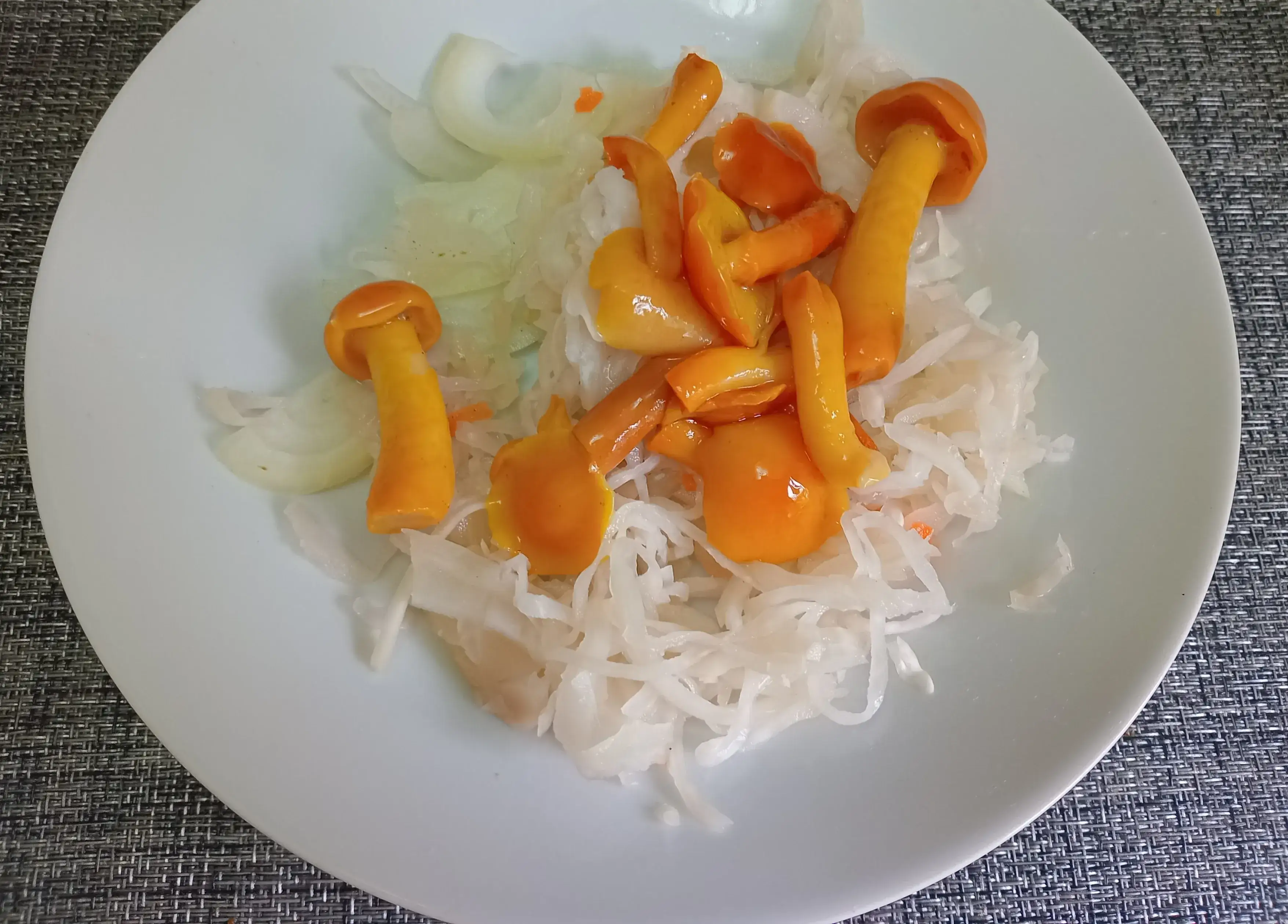 Салат с квашеной капустой: шаг 2