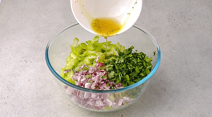 Салат с маринованным сельдереем, грецкими орехами и сыром: шаг 2