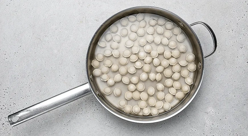 Салат с мини-пельменями и итальянской заправкой: шаг 2