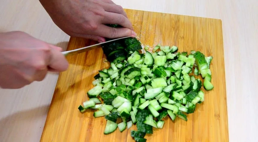 Салат с печенью, сыром и кукурузой: шаг 2