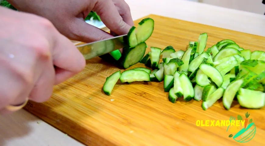 Салат с сельдью, пекинской капустой и огурцами: шаг 2