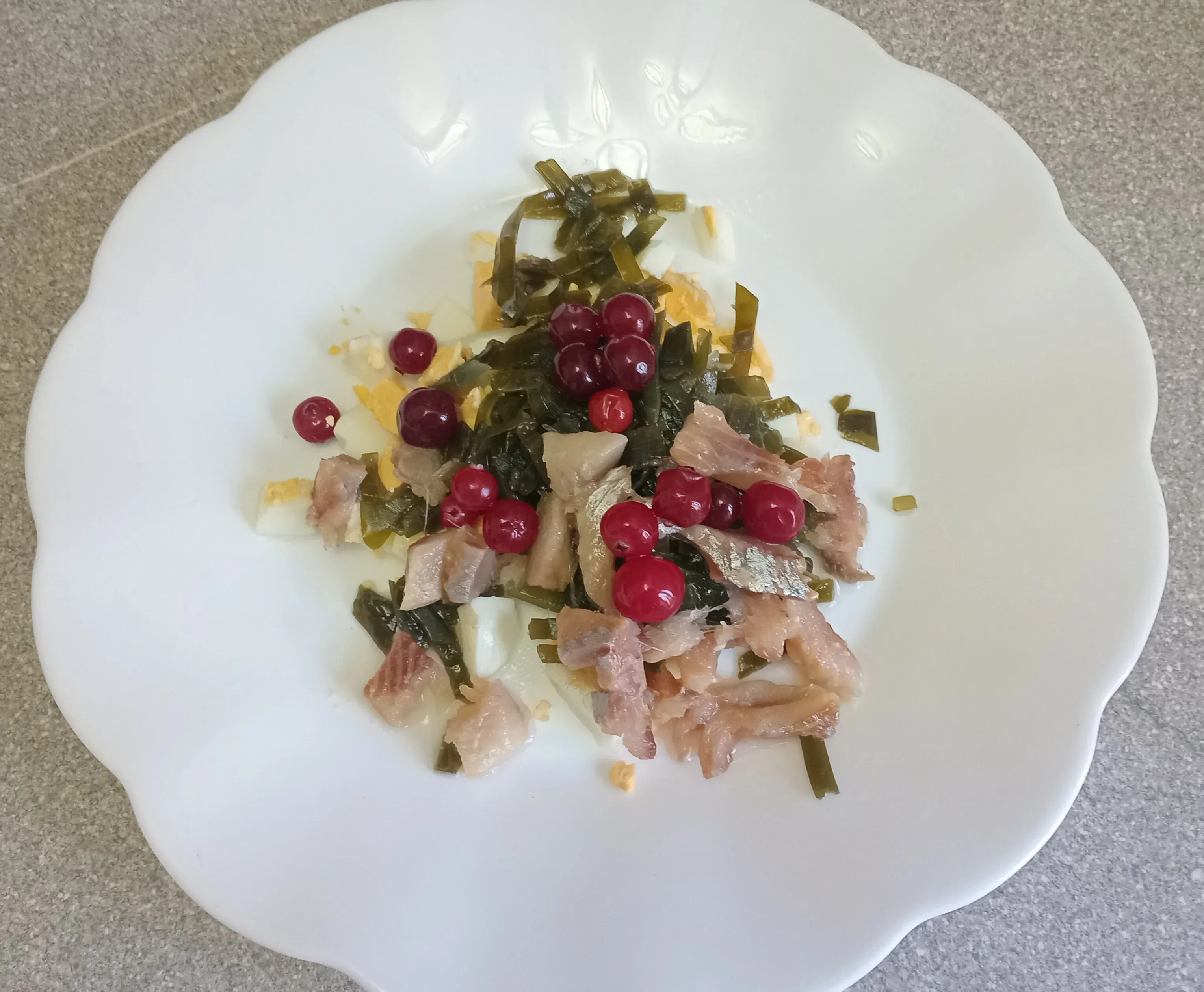 Салат с селёдкой, морской капустой и клюквой: шаг 2