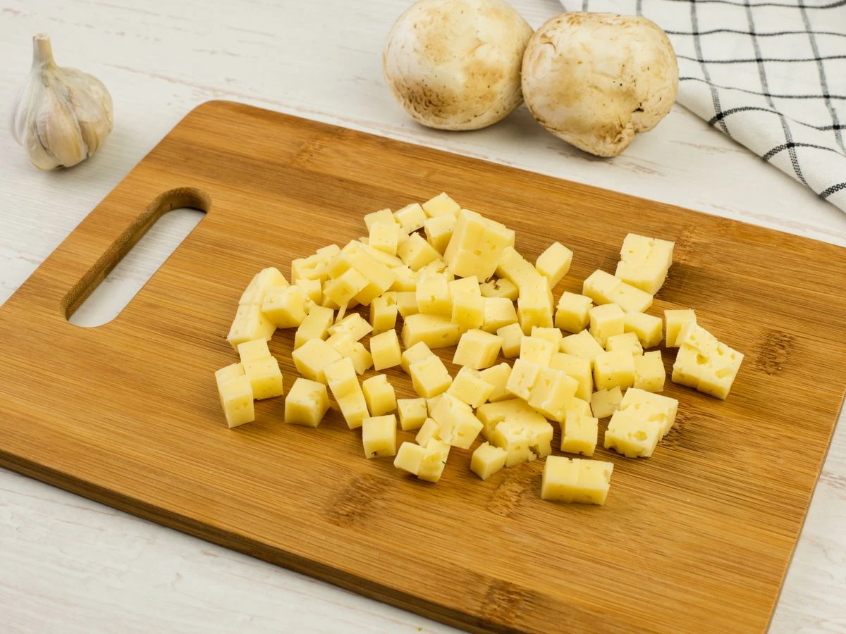 Шаг 2: Салат с шампиньонами и копчёной курицей