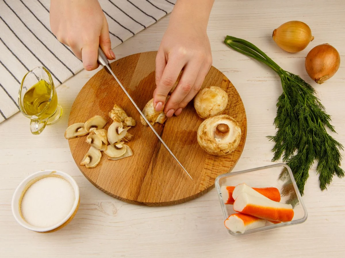 Шаг 2: Салат с шампиньонами и крабовыми палочками