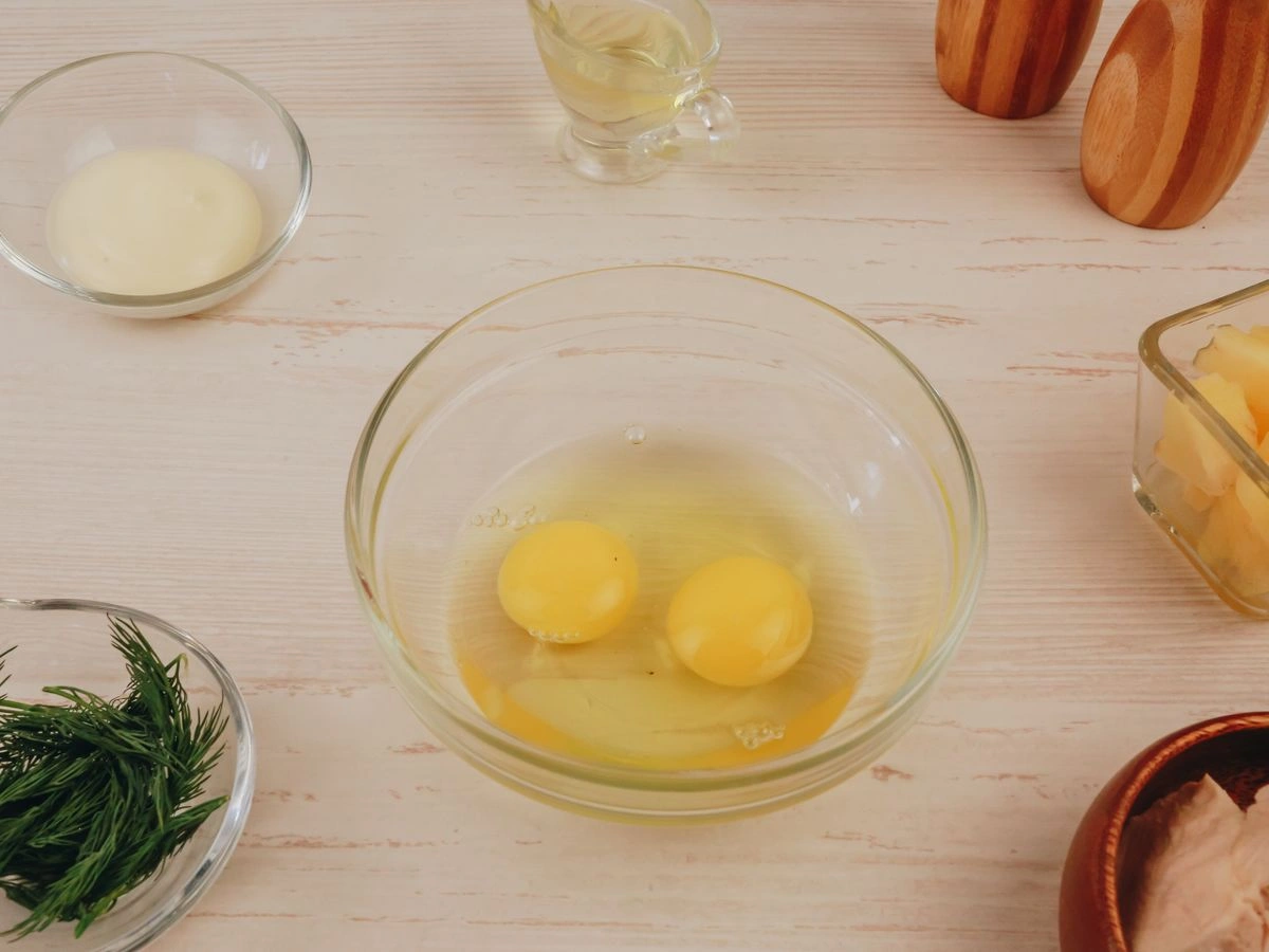 Шаг 2: Салат с яичными блинчиками, курицей и ананасом