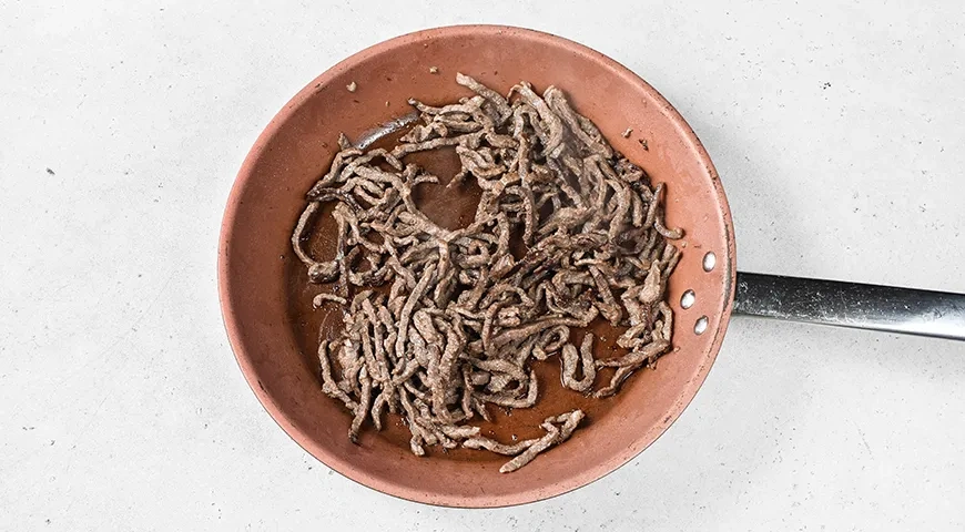 Салат «Шахтерский» с солеными огурцами и мясом: шаг 2