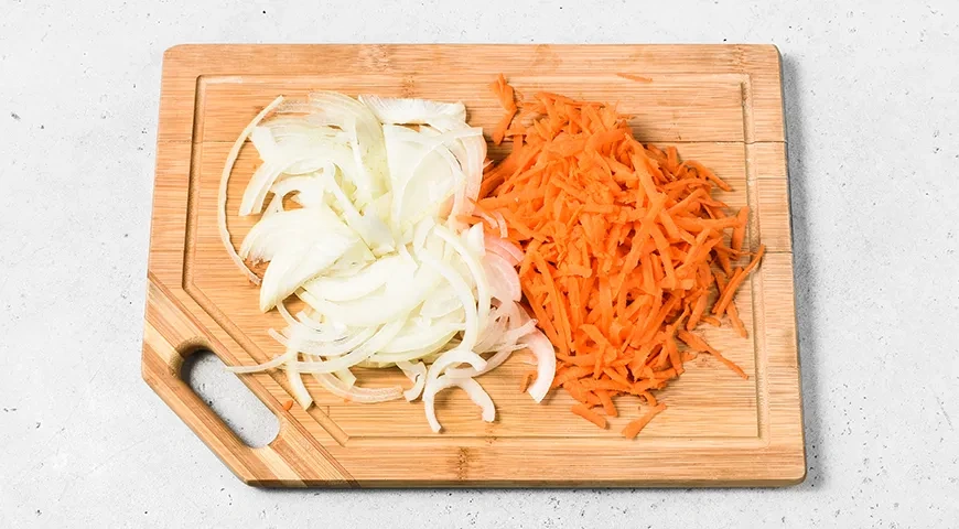 Салат со свиным сердцем, морковью и луком: шаг 2