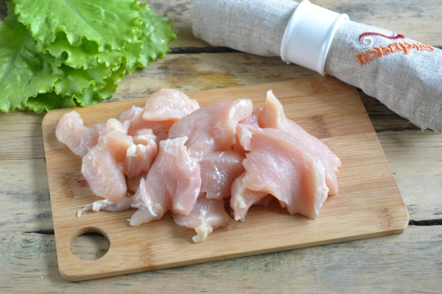 Шаг 2: Салат цезарь с курицей и сухариками