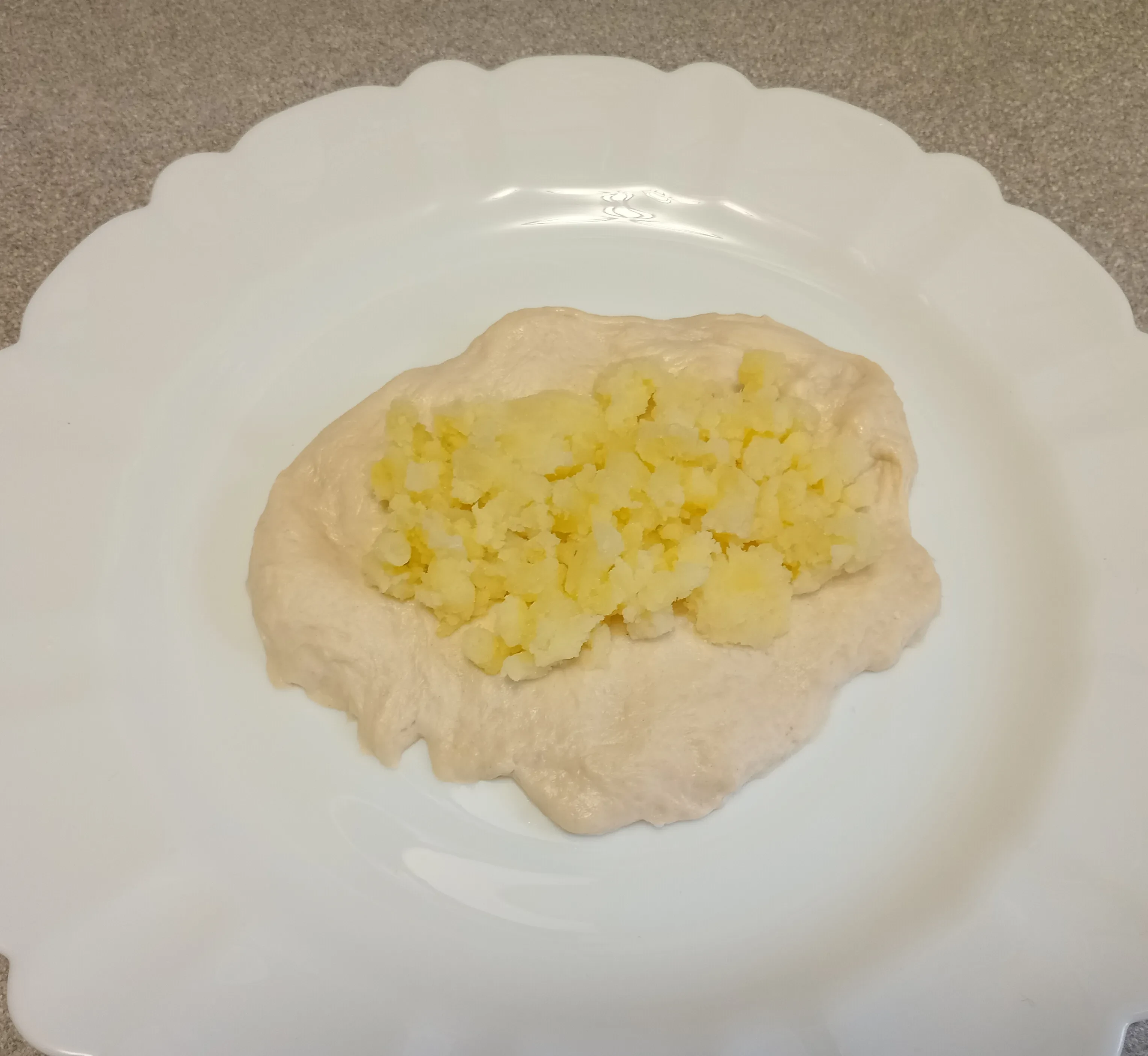 Сардельки с картофелем в тесте: шаг 2