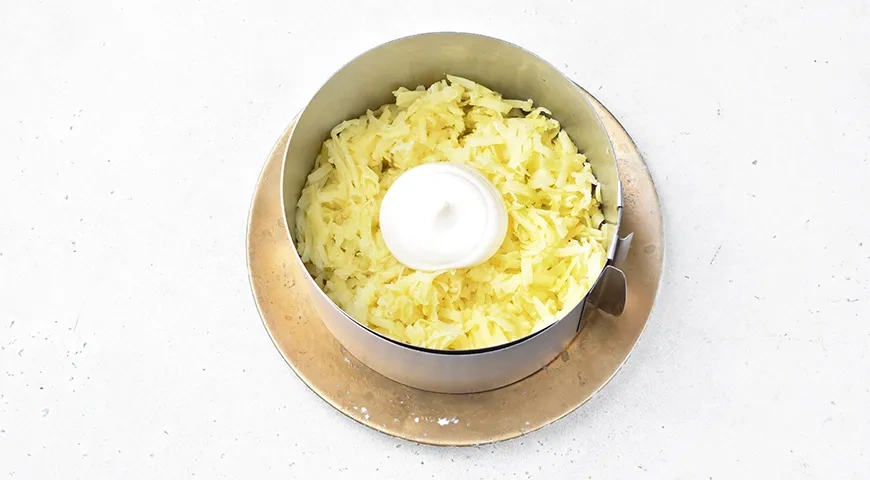 Селедка под шубой с икрой мойвы: шаг 2