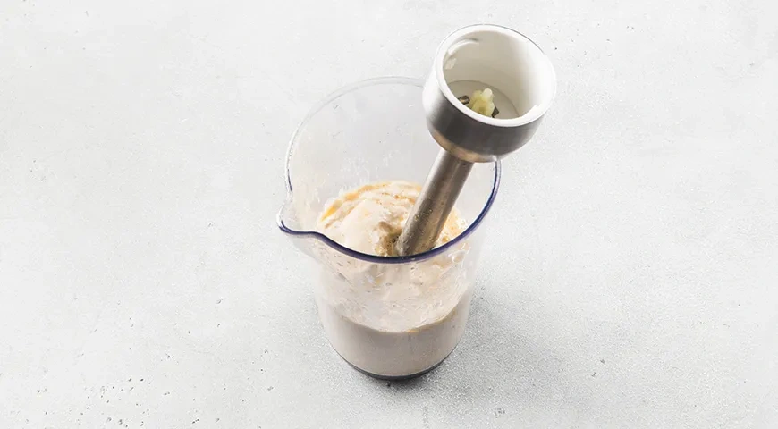 Селедка под шубой с зеленым горошком: шаг 2