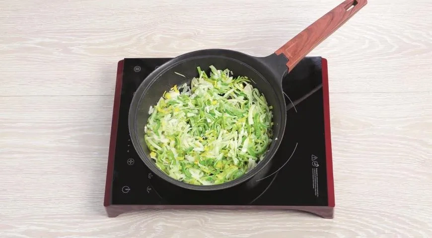 Селянка с копченым мясом: шаг 2