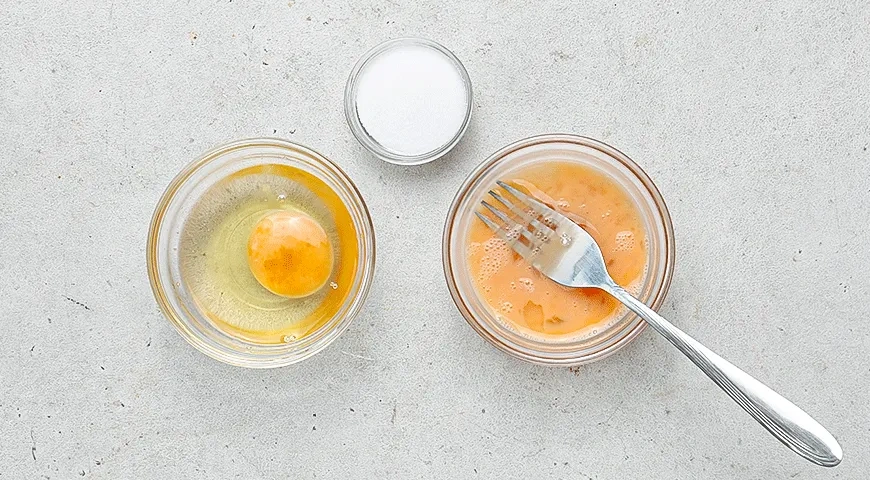 Сэндвич из яичницы с беконом и сыром: шаг 2