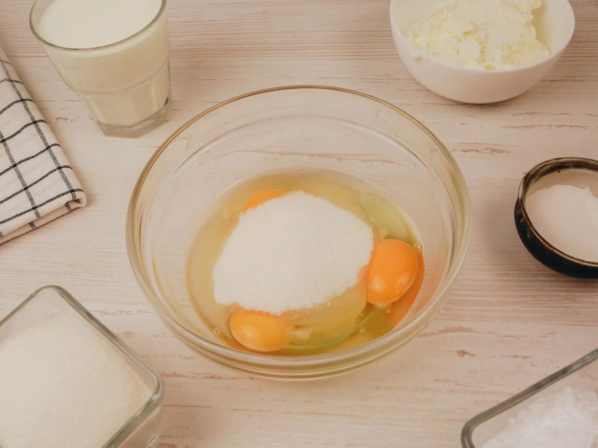 Шаг 2: Шахматный бисквит с голубикой и творожным сыром