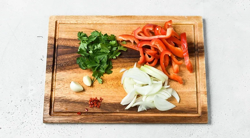 Шакшука: яичница с томатами и луком классическая: шаг 2