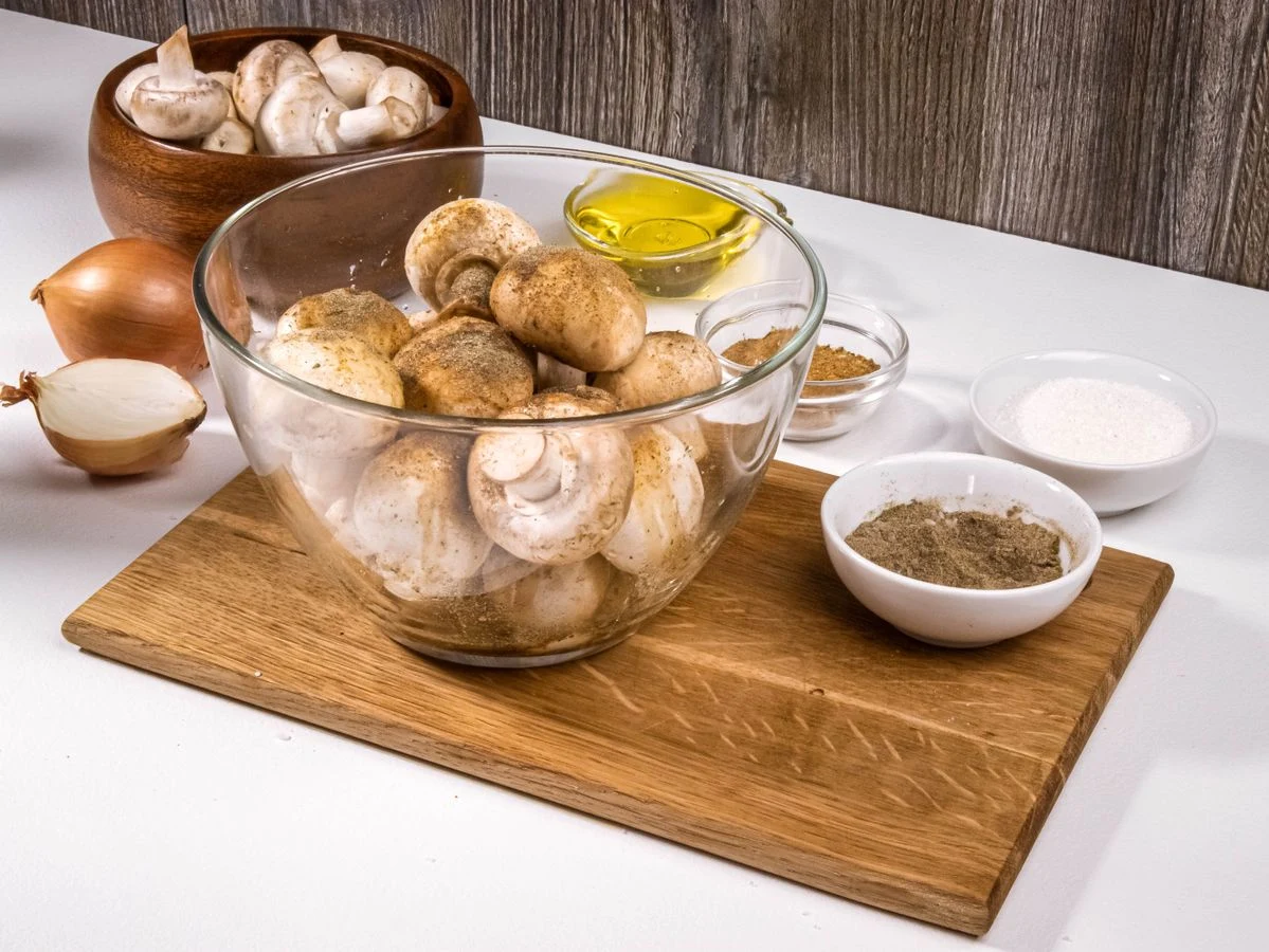 Шаг 2: Шампиньоны, жаренные с луком