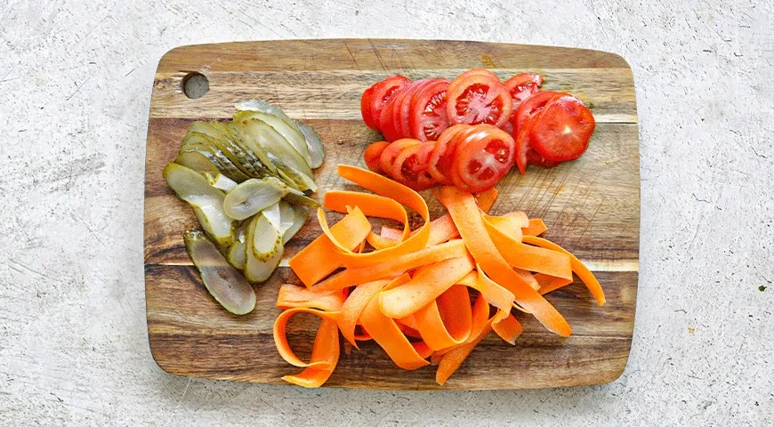 Шаурма с курицей, капустой, огурцом и помидором: шаг 2