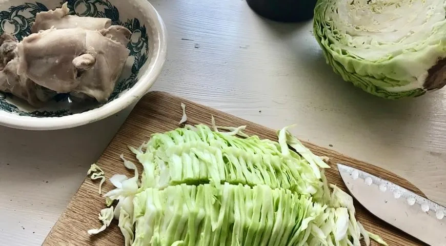 Щи из свежей капусты с курицей и помидорами: шаг 2