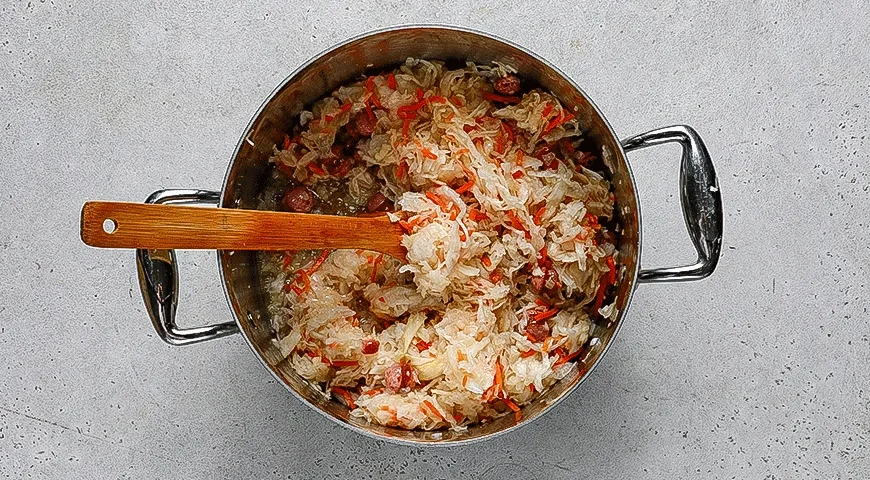 Щи из квашеной капусты с картошкой и колбасками: шаг 2
