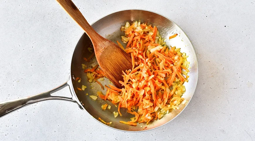 Слоеный салат с консервированной горбушей: шаг 2