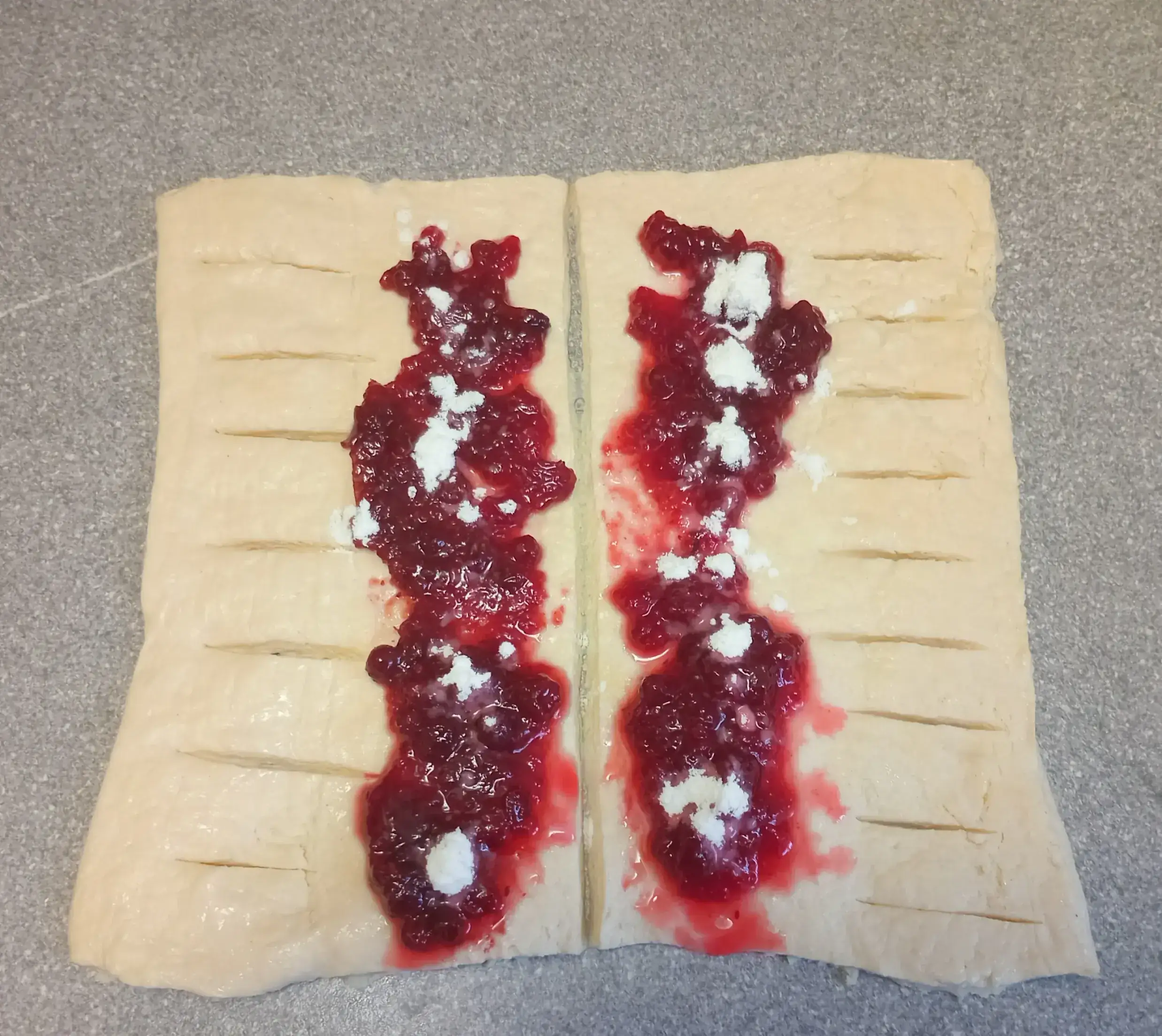 Слойки с брусничным джемом и яблоком: шаг 2