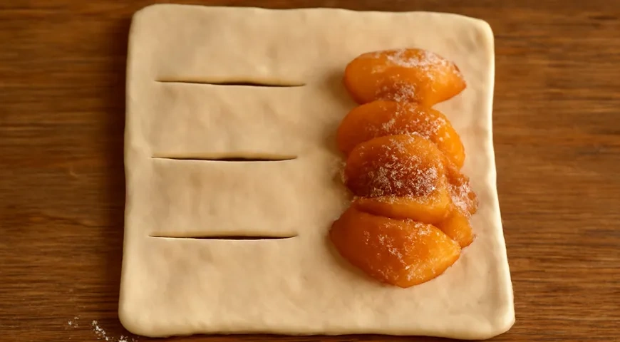 Слойки с абрикосами из слоеного теста: шаг 2