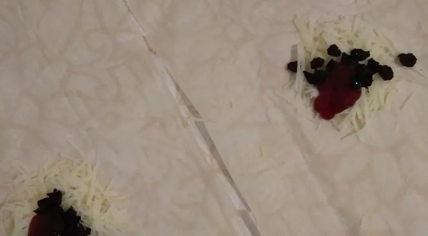 Слойки с моцареллой и вишнёвым джемом Махеевъ к 8 Марта: шаг 2