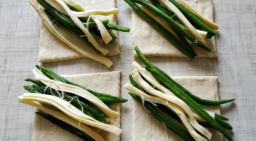 Слойки с сыром и спаржевой фасолью: шаг 2