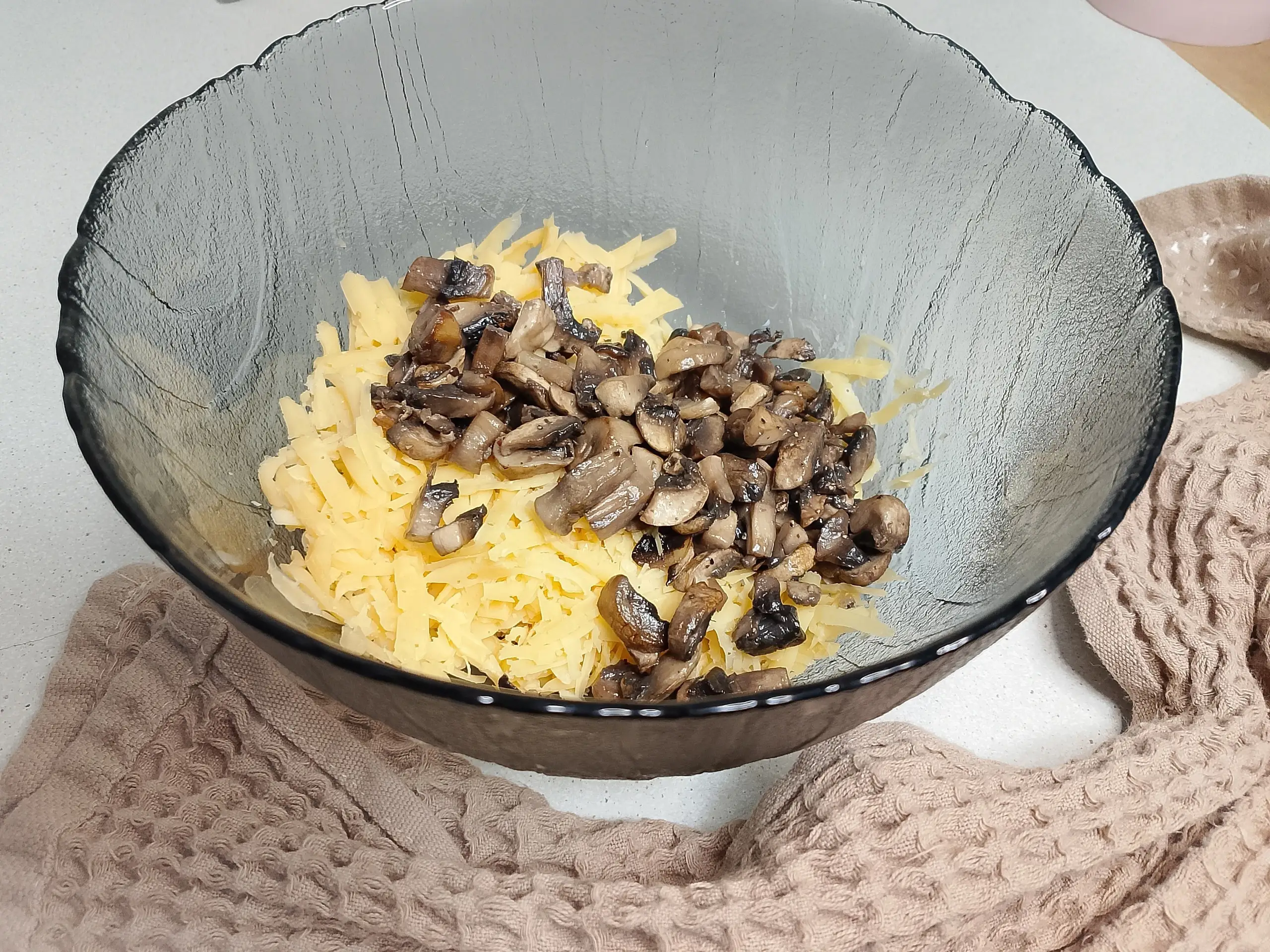 Шаг 2: Слойка с грибами и сыром