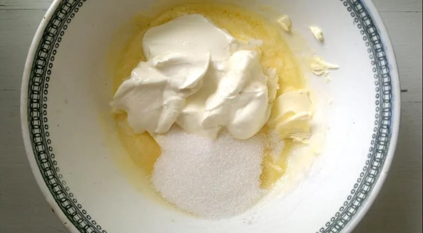 Сметанный пирог с фруктами: шаг 2