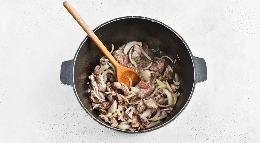 Солянка в казане: шаг 2