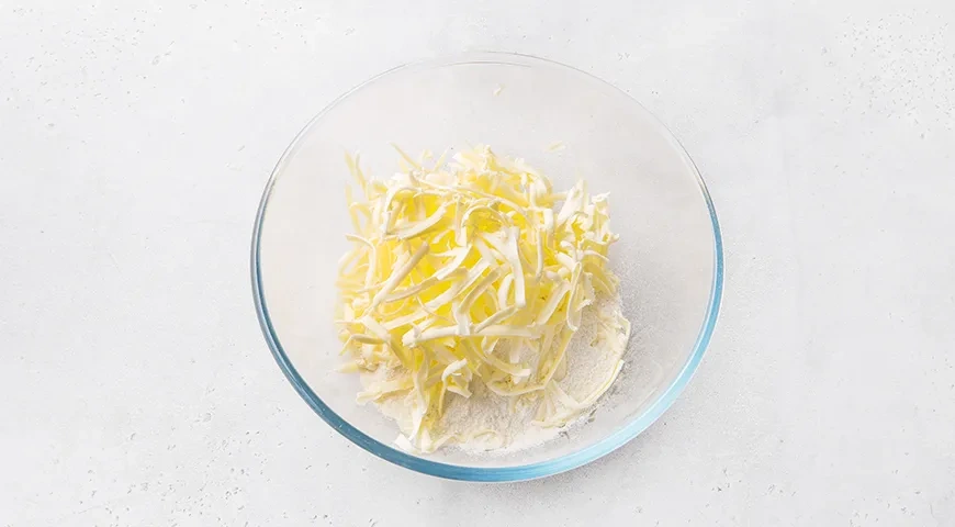 Сосиски в тесте, с овощами и сыром: шаг 2