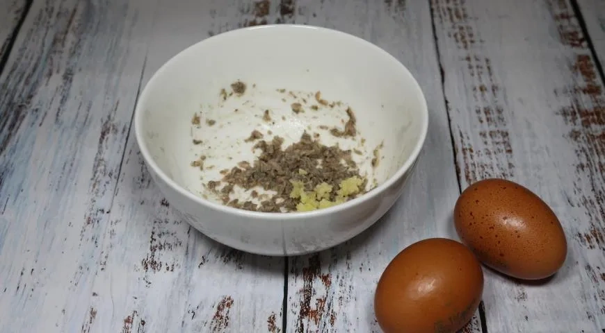 Соус Цезарь с анчоусами: шаг 2