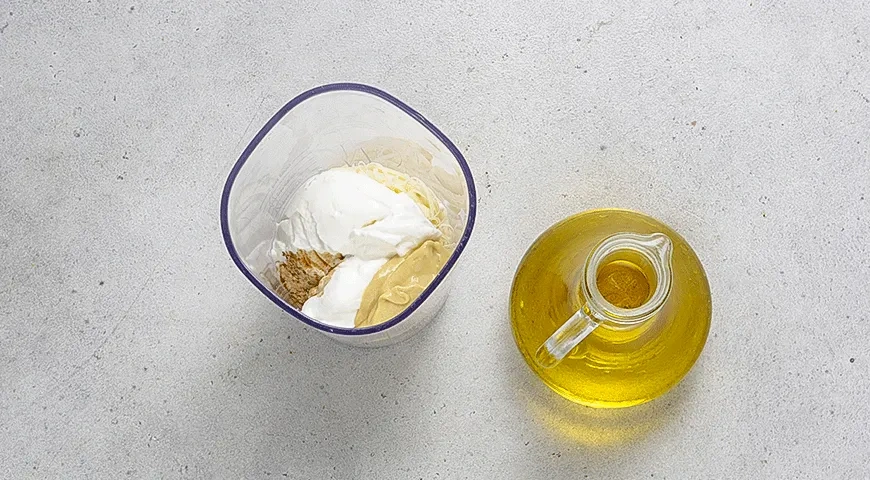 Соус для «Цезаря» из йогурта: шаг 2