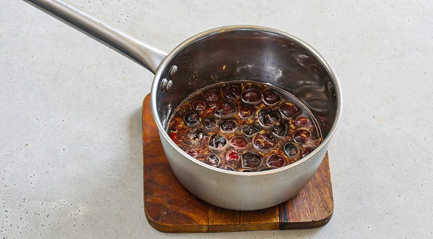 Соус из черешни к сырной тарелке: шаг 2