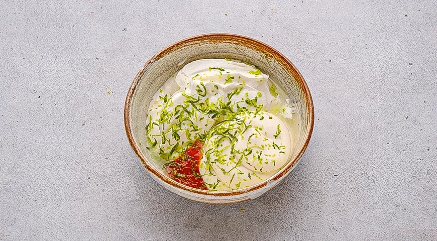 Соус из сметаны и майонеза с копченой паприкой: шаг 2