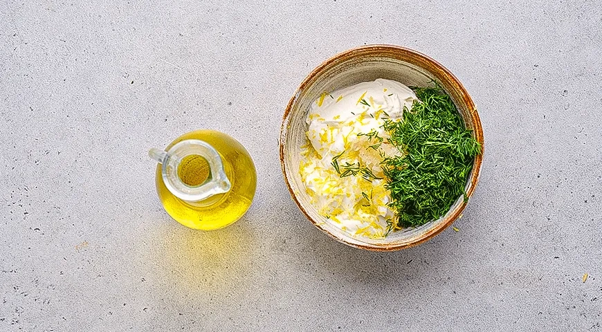 Соус к голубцам из сметаны с чесноком, укропом и лимоном: шаг 2