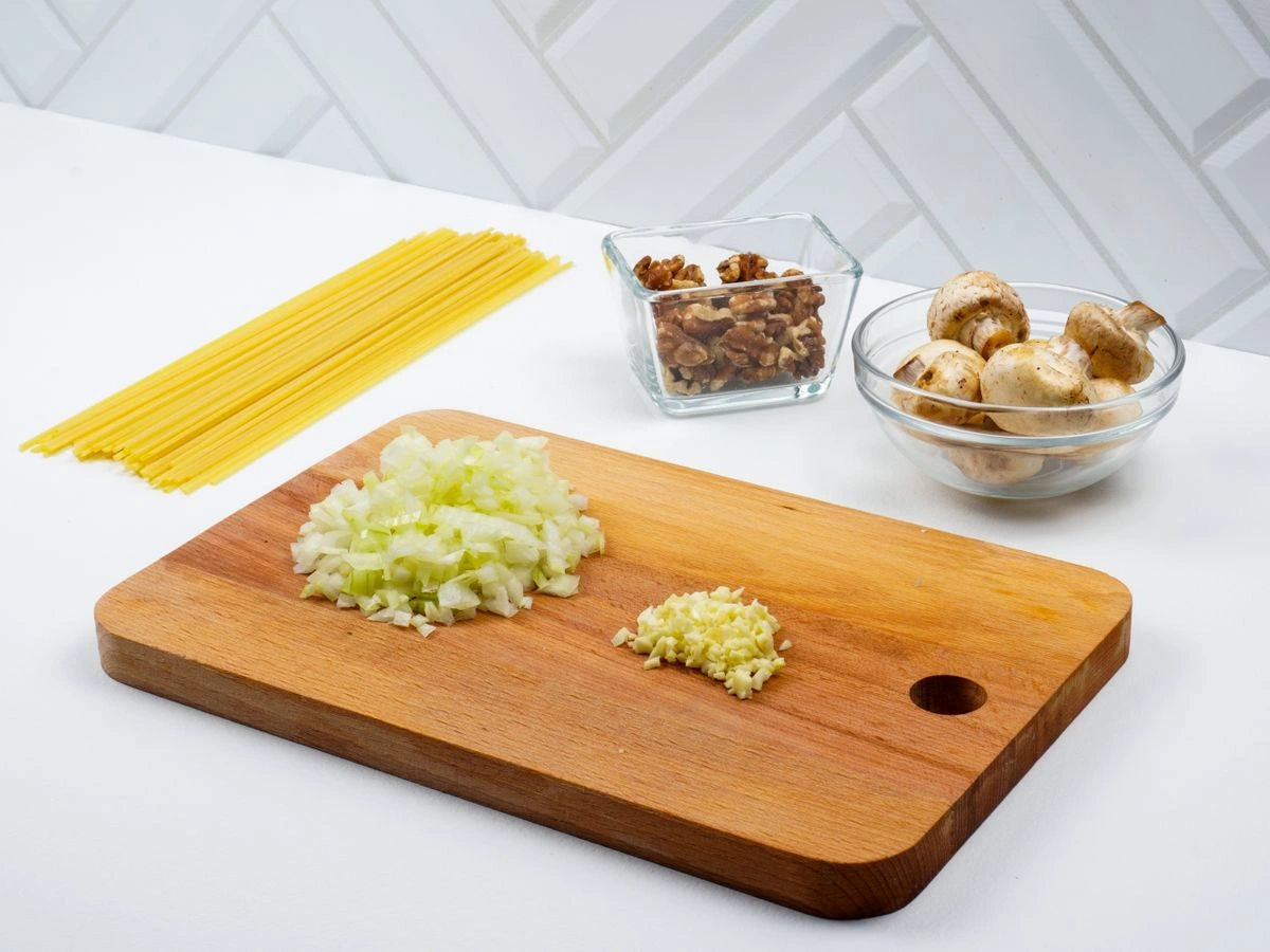 Шаг 2: Спагетти с грибами и орехами