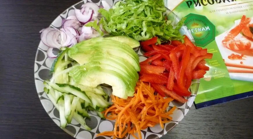 Спринг-роллы с авокадо и желудочками индейки: шаг 2