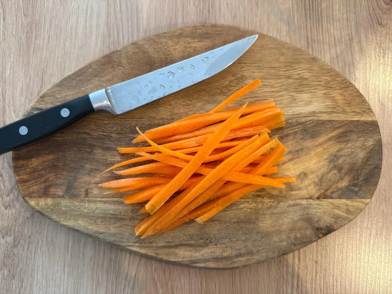 Спринг роллы с креветками, авокадо и гранатом: шаг 2