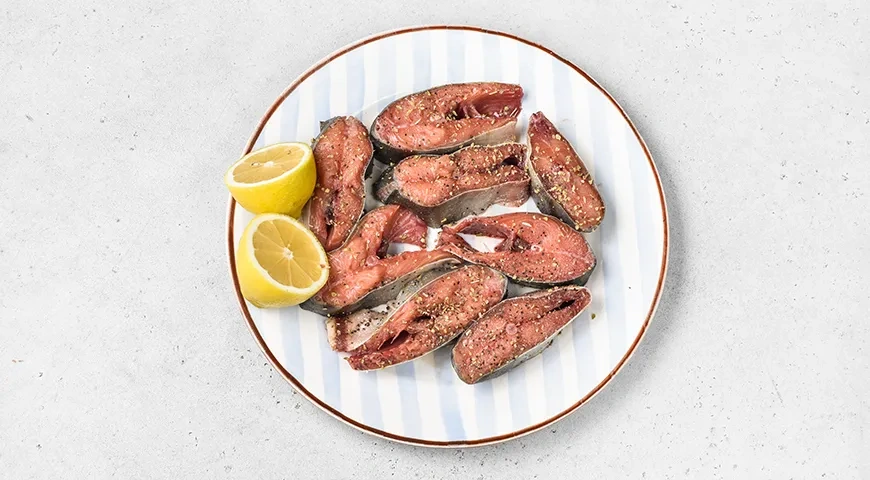 Стейк из кеты на сковороде: шаг 2