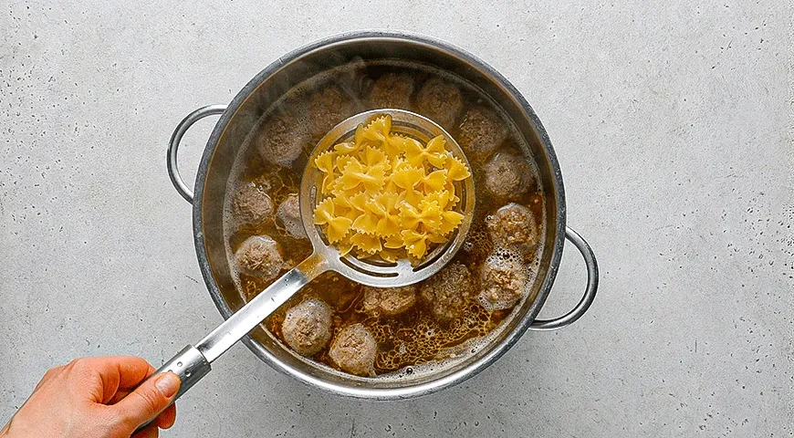 Суп с фрикадельками, шпинатом и песто: шаг 2