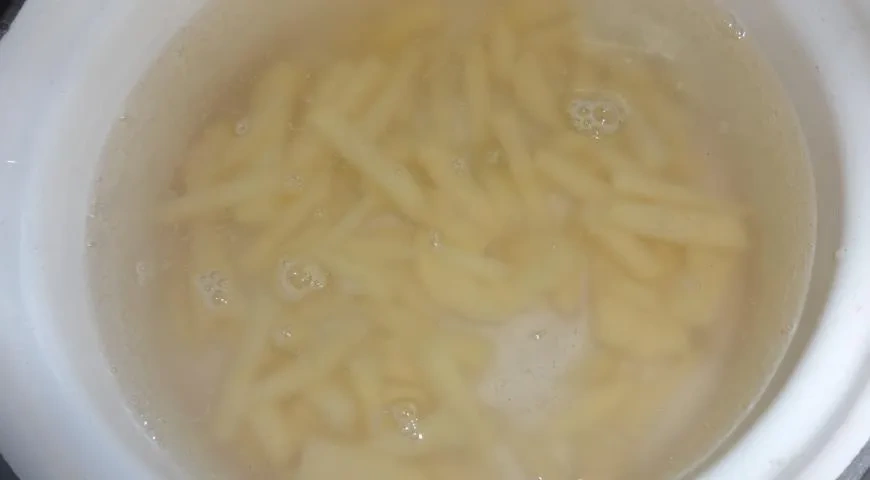 Суп с кабачками и фрикадельками: шаг 2