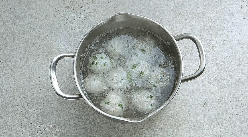 Суп с рыбными фрикадельками, овощной смесью и лапшой: шаг 2