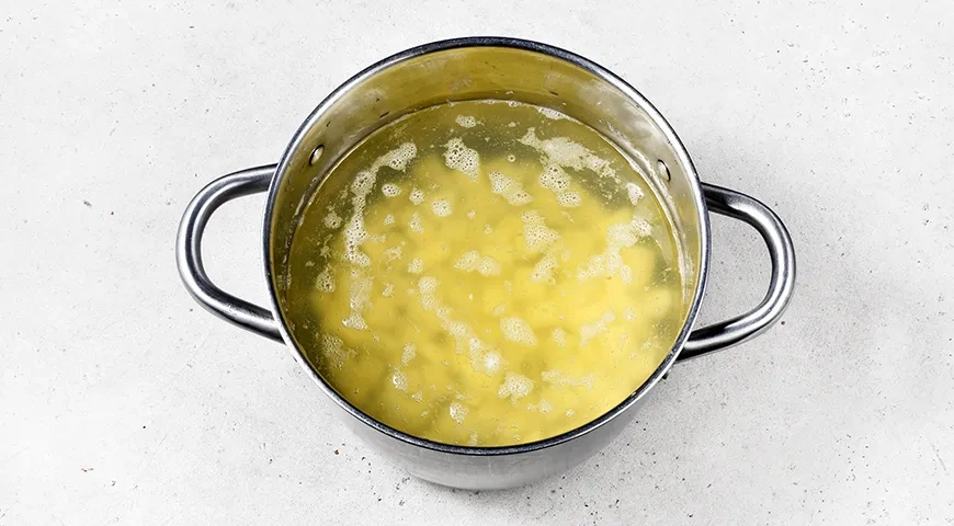 Суп с сосисками, вермишелью и плавленым сыром: шаг 2