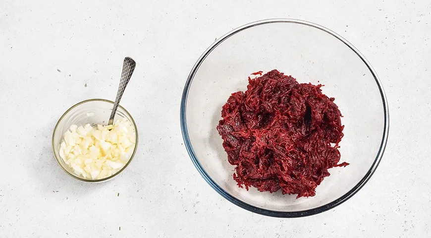 Свекольный рулет с сельдью и творожным сыром: шаг 2