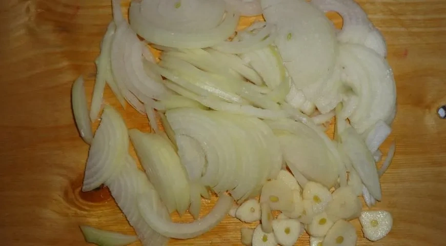 Свинина, тушенная в томатном соусе на сковороде: шаг 2